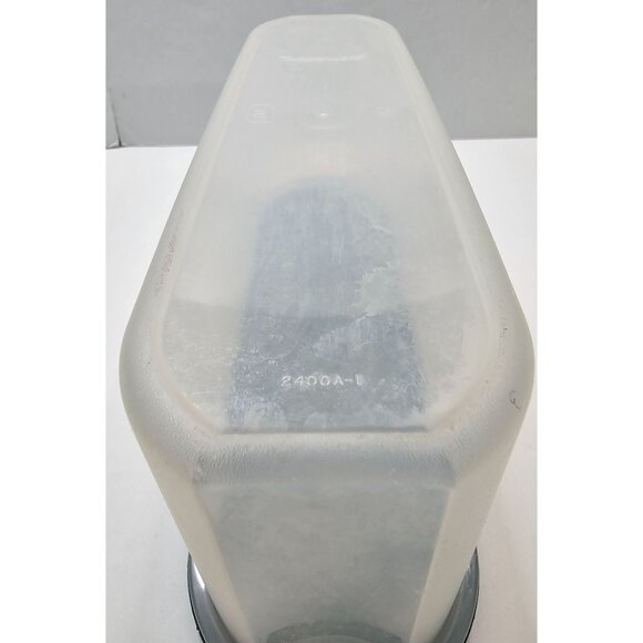 Tupperware Oval Container 2 Quart with Forest Green Seal Lid 2400A-1 - Picture 3 of 5